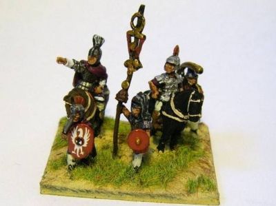 Imperial Roman General
Pointing mounted figure from Essex, Standard Bearer from Donnington, other infantry from Magister Militum, other cavalryman from MM as well
Keywords: EIR LIR