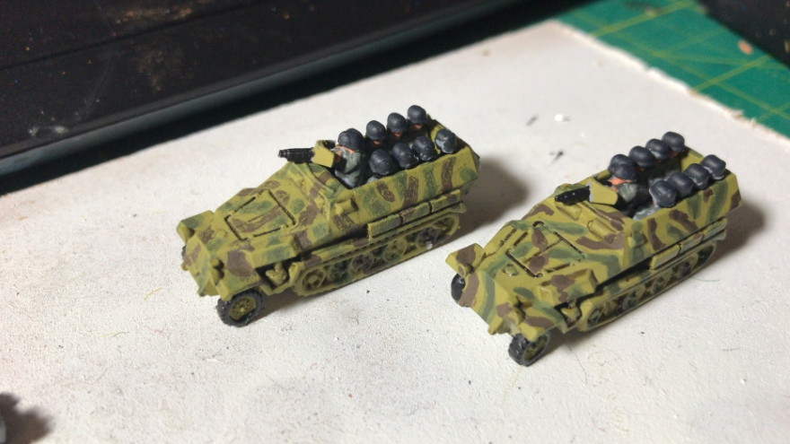 Painting WW2 German Cammo on Vehicles and Infantry for BKC, 10mm, Painted in 2021