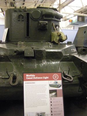 Matilda II CDL
Matilda II CDL / Matilda V CDL (Canal Defence Light)
The normal turret was replaced by a cylindrical one containing a searchlight (projected through a vertical slit) and a BESA machine gun.
